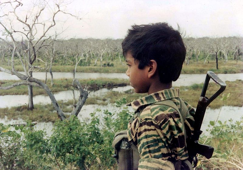 Entre las fotos hechas públicas por el Gobierno de Sri Lanka en los últimos años, se encuentra esta de un niño vestido con el uniforme de la guerrilla.