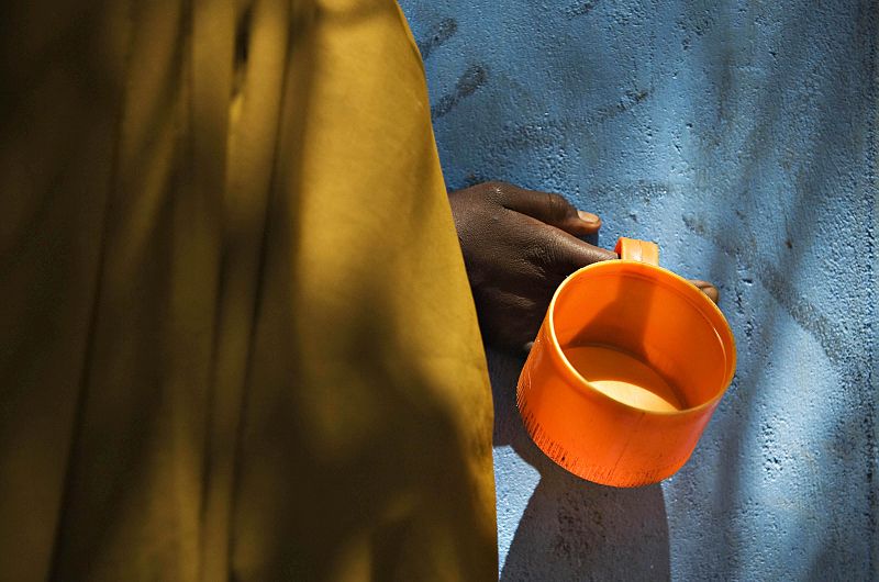 Una refugiada somalí con una taza vacía
