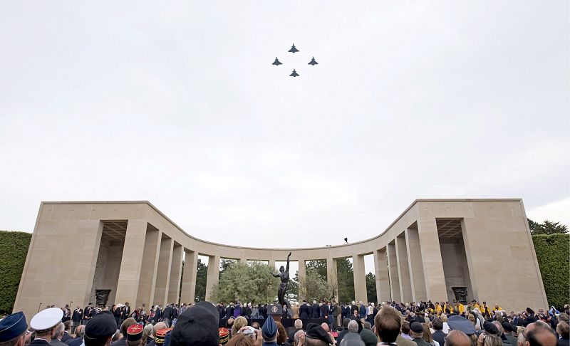 Una patrulla aérea sobrevuela el cementerio americano de Colleville-Sur-Mer.