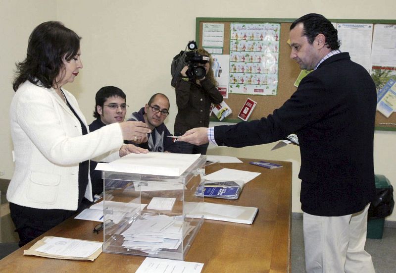 ALCALDE DE SEGOVIA VOTA EN MESA EQUIVOCADA