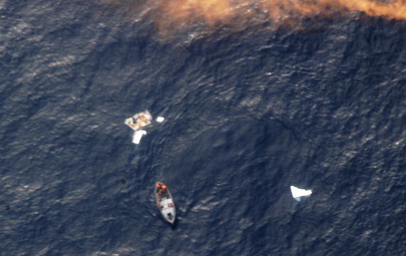 Un barco de la Marina brasileña recoge restos del avión a unos 1200 kilómetros de la costa de Recife.