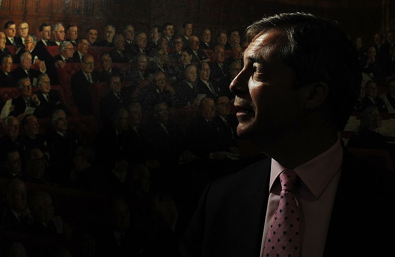 líder, Nigel Farage está de pie delante de un retrato de Cámara de los Lores británica