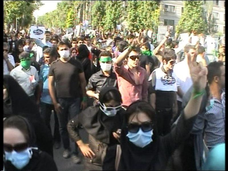 Partidarios de Mousaví marchan de forma pacífica por las calles de Teherán con el verde del líder opositor
