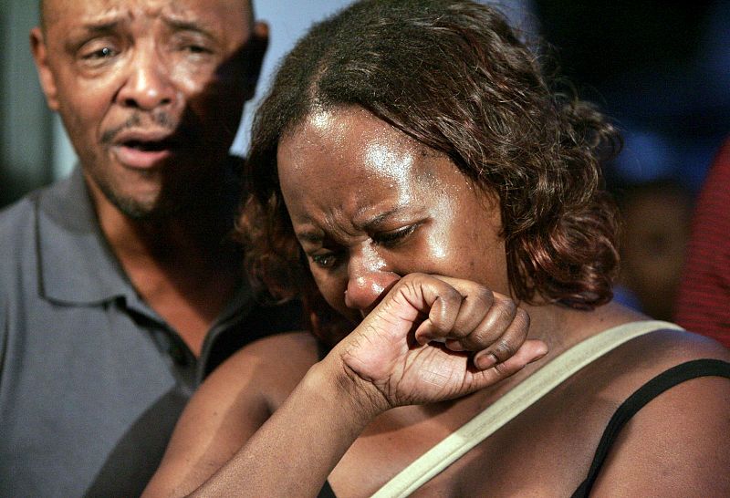 Charles Walker  consuela a su esposa Cleo frente a la casa de Michael Jackson en Indiana.