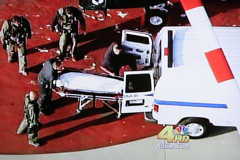 El cuerpo de Jackson es trasladado a la funeraria de Los Ángeles.