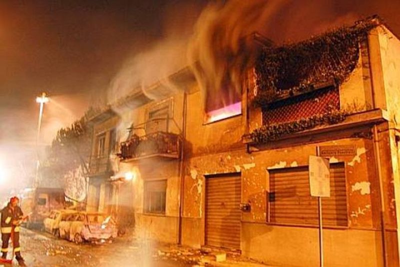 Los bomberos se están empleando con fuerza para acabar con las llamas que se han extendido a varios edificios.