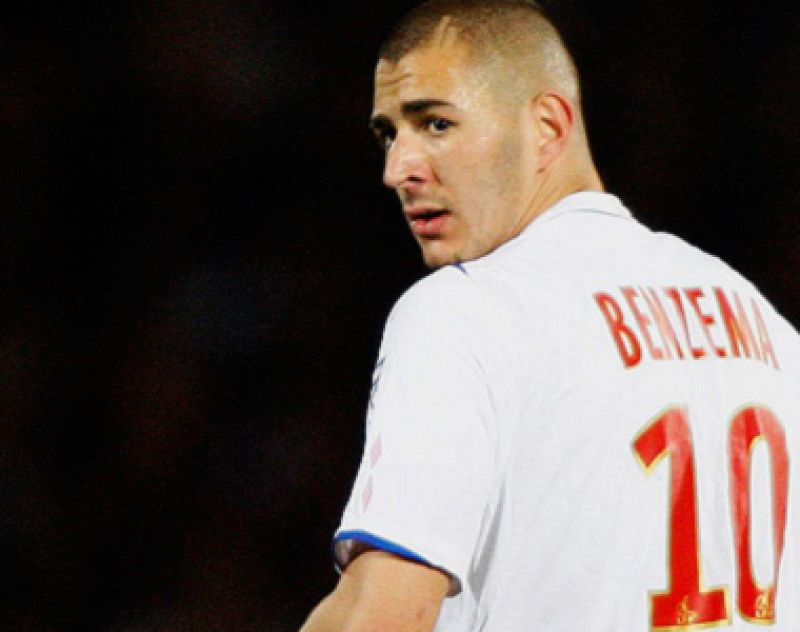 Benzema espera a dar el sí definitivo para jugar en el Real Madrid la siguiente temporada.