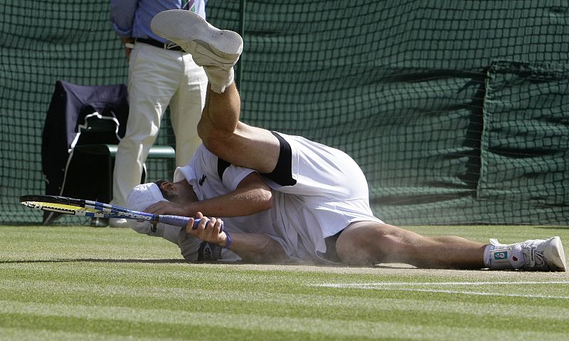 Andy Roddick se resbala sobre la mítica hierba de la pista central del All England Club.