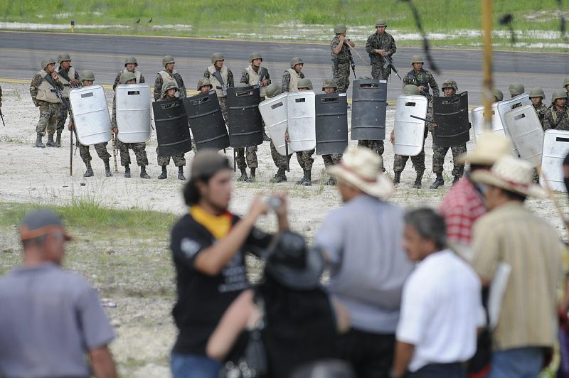 Los seguidores del presidente depuesto han alcanzado las pistas de aterrizaje, momento en el que han sido dispersados a tiros por el Ejército.