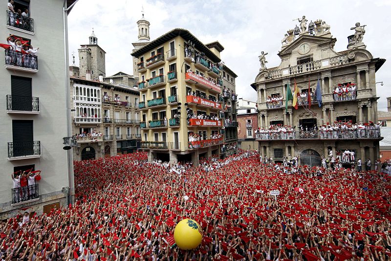 Tras el chupinazo, los asistentes se han puesto el traidicional pañuelicos que indican el inicio de las fiestas.