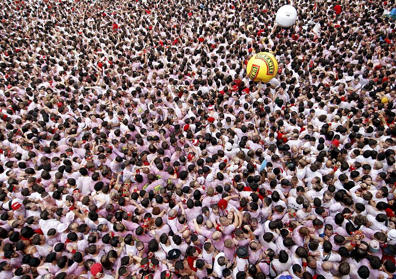 La marea de personas que se han dado cita frente al Ayuntamiento pamplonica no han dejado de cantar y bailar al ritmo de la charanga.