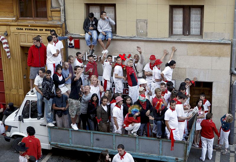 Un grupo de personas se han subido a un camión para intentar ver lo mejor posible el encierro.