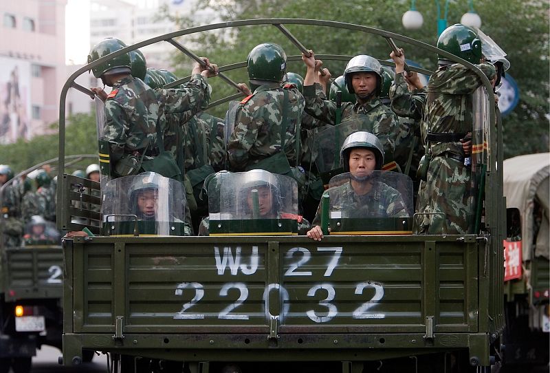 MILITARES PATRULLAN URUMQI