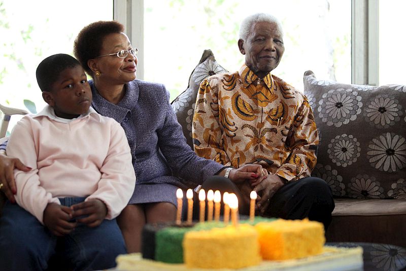 Su esposa Graca Machel y su nieto Ziyanda Manway le acompañaron durante la celebración de su 91 cumpleaños