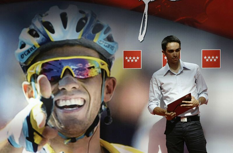 El ciclista de Pinto recibió un homenaje en la sede de la Comunidad de Madrid.