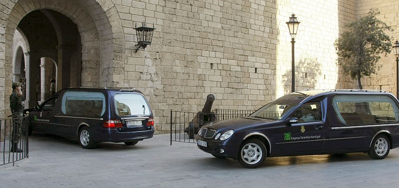 Está previsto que a las 13.00 horas la catedral de Palma de Mallorca acoja el funeral por los dos jóvenes guardias civiles asesinados en el último atentado de ETA.