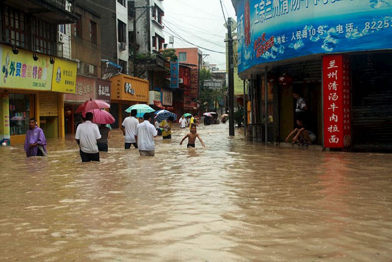EL TIFÓN "MORAKOT" CAUSA 12 MUERTOS, 52 DESAPARECIDOS Y PÉRDIDAS MILLONARIAS EN CHINA