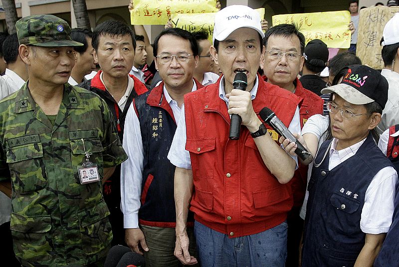 El presidente de Taiwán, Ma Ying-Jeou, se dirige a los evacuados en el centro de Chischan.