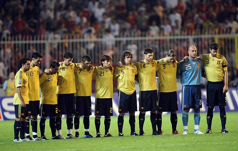 Tras posar con la camiseta con el dorsal 21, el homenaje continúo con el minuto de silencio.