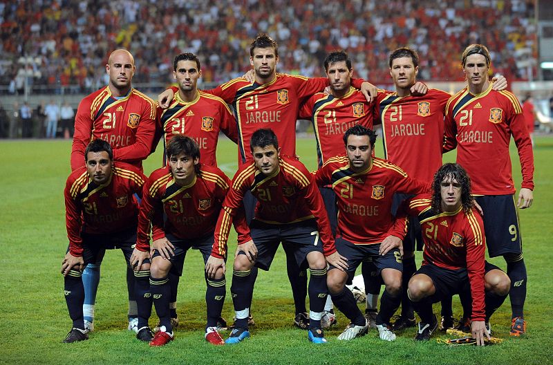 La selección española de fútbol hace un homenaje póstumo al capitán del Espanyol, Dani Jarque, vistiendo el dorsal 21 del jugador fallecido