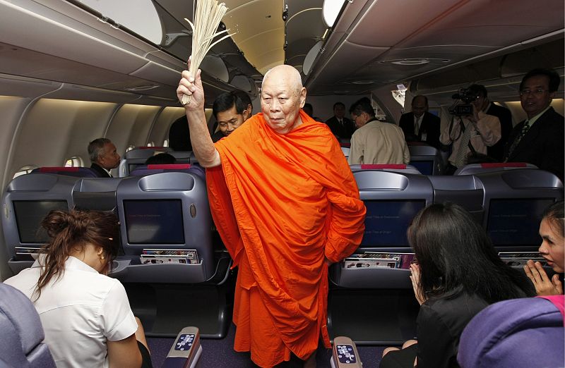 NUEVO AVIÓN DE THAI AIRWAYS BAUTIZADO POR MONJE BUDISTA