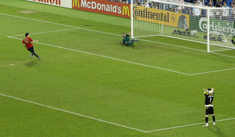 Casillas observa como gracias al gol de Cesc, España pasaba de cuartos 24 años depués