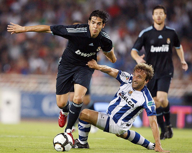 El brasileño Kakà no lo tuvo fácil ante la defensa 'txuri-urdin'.