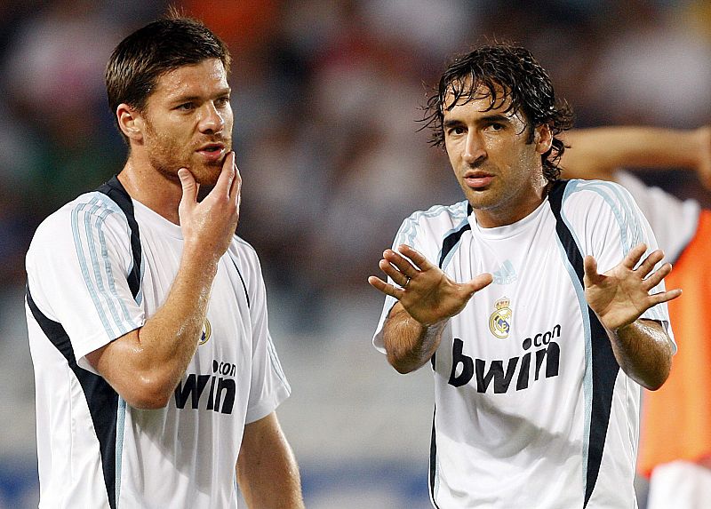 Xabi Alonso y Raúl conversan en el calentamiento en un momento previo al partido.