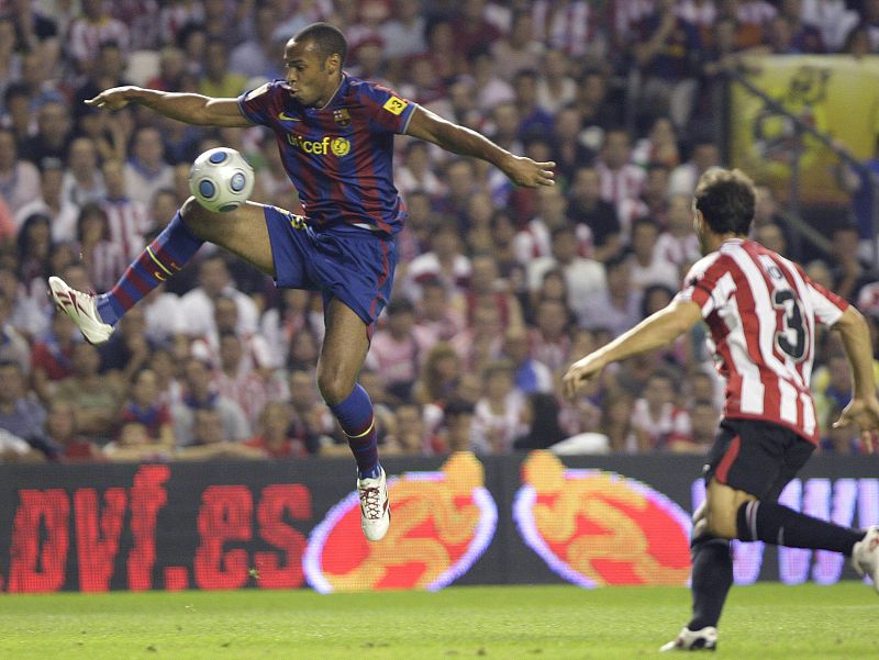 El francés Thierry henry se asoció con su compatriota Eric Abidal en la banda izquierda.