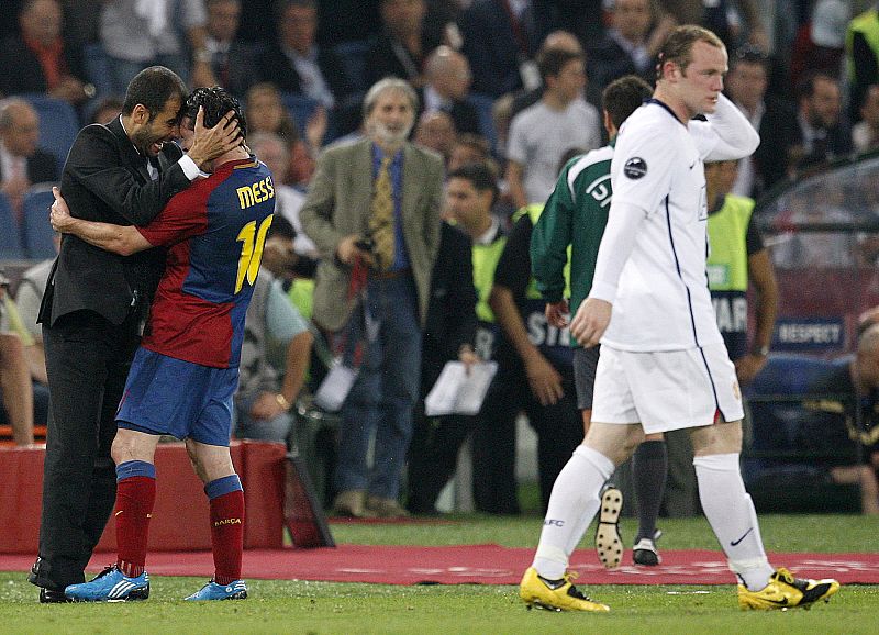 Rooney se retira contrariado, mientras Guardiola y Messi celebran el segundo y definitivo gol del Barça en la Champions de 2009.