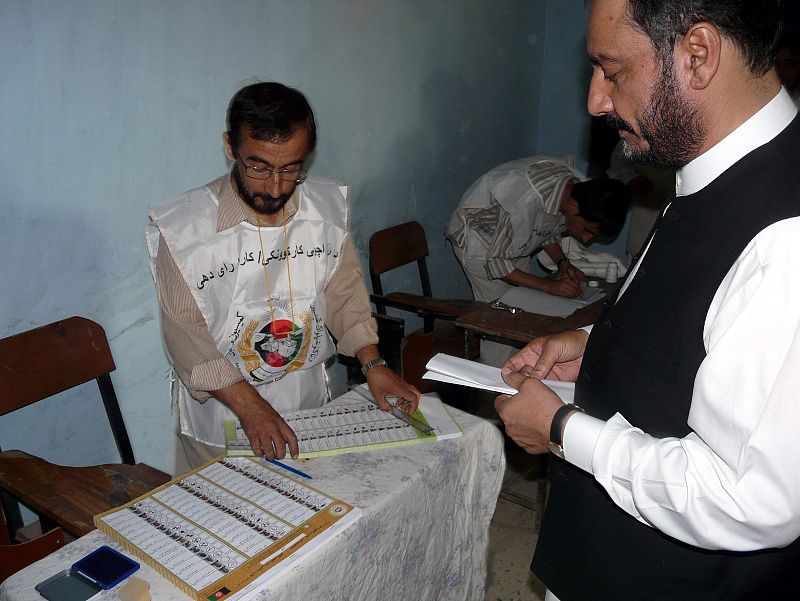 ABREN LOS COLEGIOS ELECTORALES EN LAS ELECCIONES AFGANAS