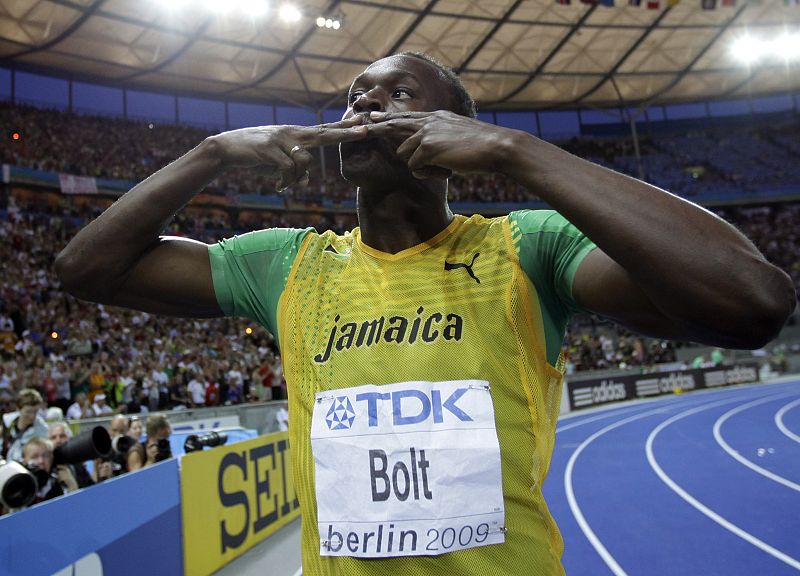 Bolt celebra su récord con los aficionados del estadio olímpico de Berlín.