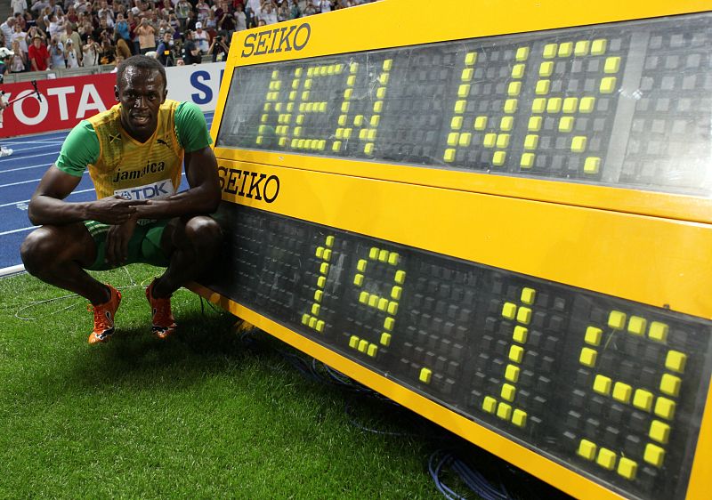 Usain Bolt posa con su nuevo récord. Ha parado el reloj en 19.19 segundos, 11 centésimas por debajo de su anterior récord.
