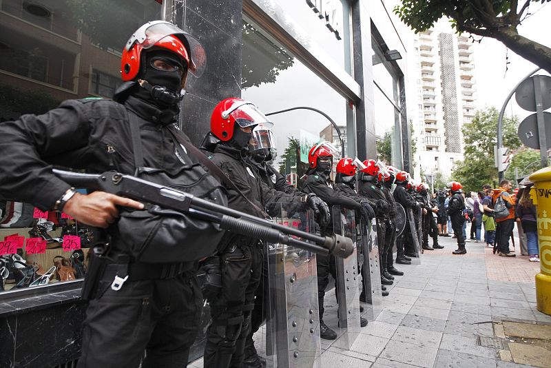 Agentes de la brigada móvil de la Ertzaintza detienen al menos tres personas en los altercados de este viernes