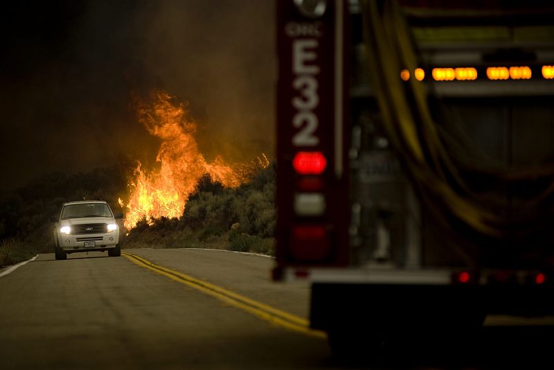 UN INCENDIO INCONTROLADO AMENAZA 10.000 VIVIENDAS AL NORTE DE LOS ÁNGELES