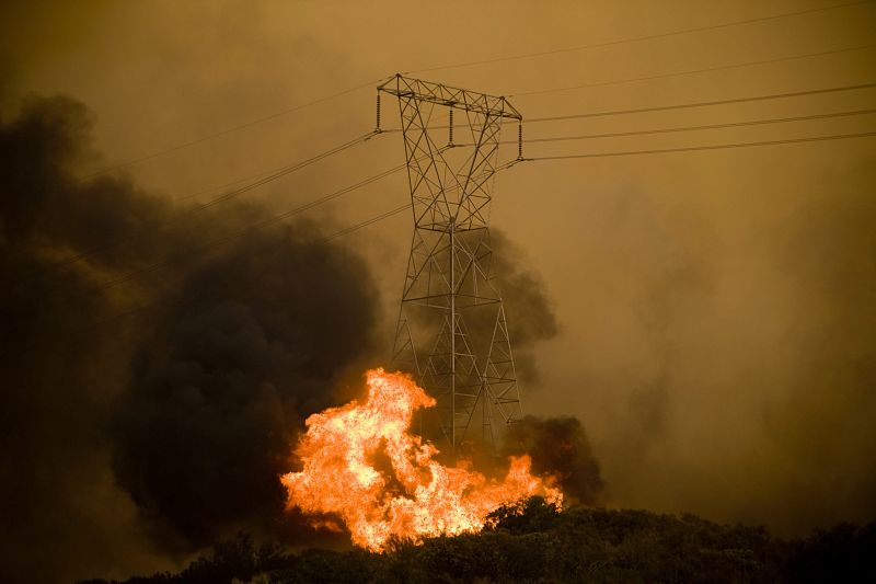 UN INCENDIO INCONTROLADO AMENAZA 10.000 VIVIENDAS AL NORTE DE LOS ÁNGELES