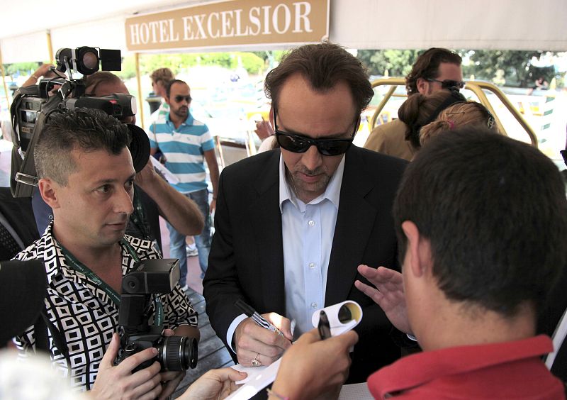 Nicolas Cage firma autógrafos