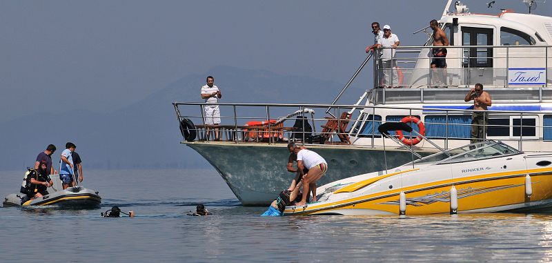 MUEREN 17 PERSONAS AHOGADAS AL HUNDIRSE UN BARCO EN UN LAGO DE MACEDONIA