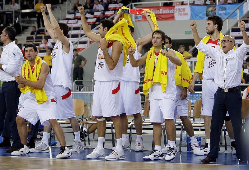 El banquillo español celebra una canasta. La alegría parece que vuelve al juego del combinado español.