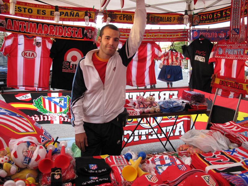 Jaime Martínez, un madridista que vende camisetas del Atlético de Madrid en los alrededores del Calderón.