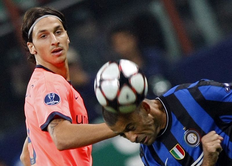 El sueco Ibrahimovic junto al que fuera su compañero en el Inter, Walter Samuel.