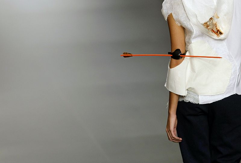 Las modelos portan complementos sobre la cabeza, colgando del cuello, o formando parte del vestido..