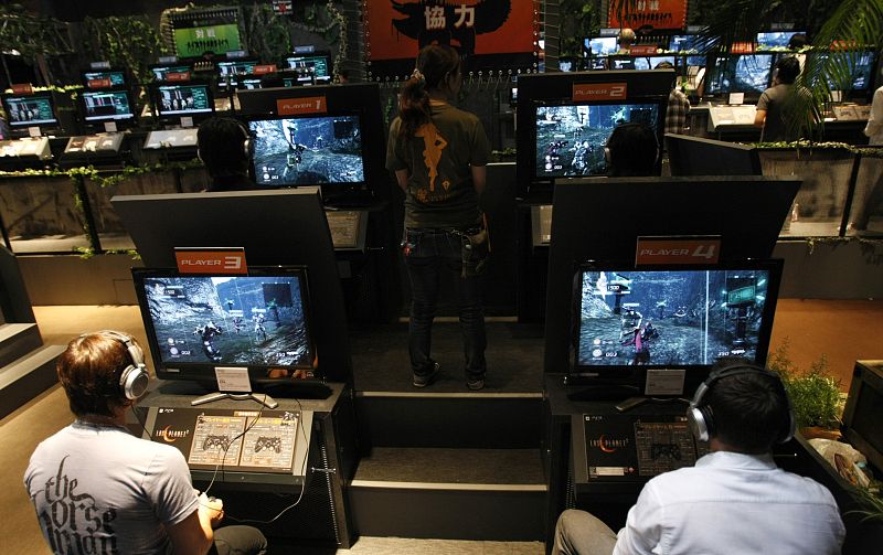Los 'jugones' encuentran su paraíso en esta feria. En la imagen los visitantes juegan al Lost Planet 2 un videojuego de Capcom.