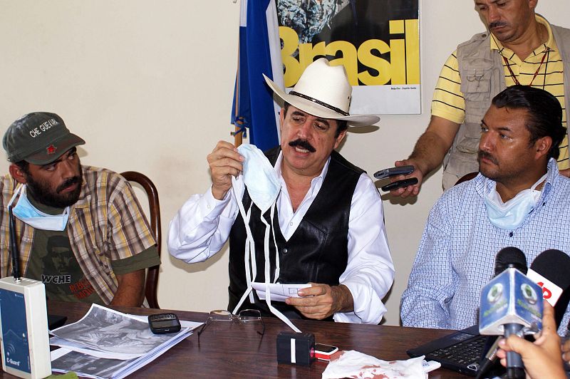 Zelaya sostiene una mascarilla en la embajada brasileña en Honduras