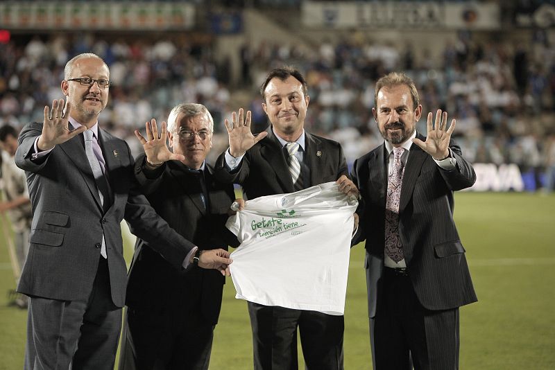 Los equipos de la Liga de fútbol han querido aportar su granito de arena exhibiendo pancartas y camisetas en los terrenos de juego.