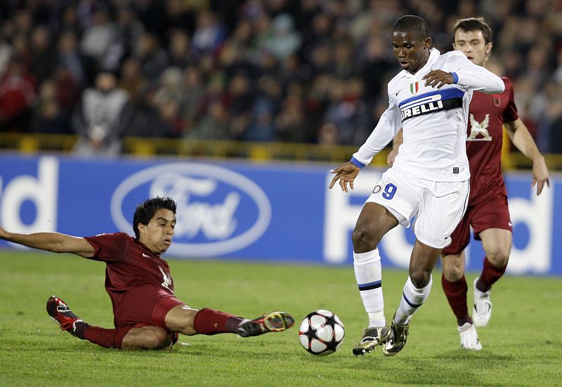 El jugador del Rubin Kazan Christian Noboa intenta robarle el balón a Samuel Eto'o.