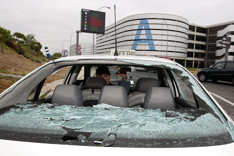 TAXISTAS BLOQUEAN SALIDAS Y LLEGADAS DE LA T-4 EN BARAJAS CONTRA INTRUSISMO