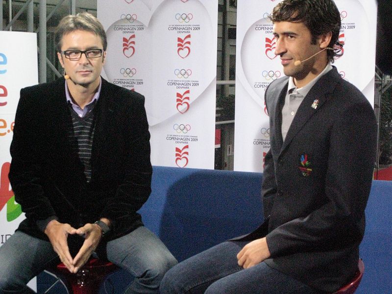 El delantero del Real Madrid, Raúl González, en el set de TVE junto a Marcos López.