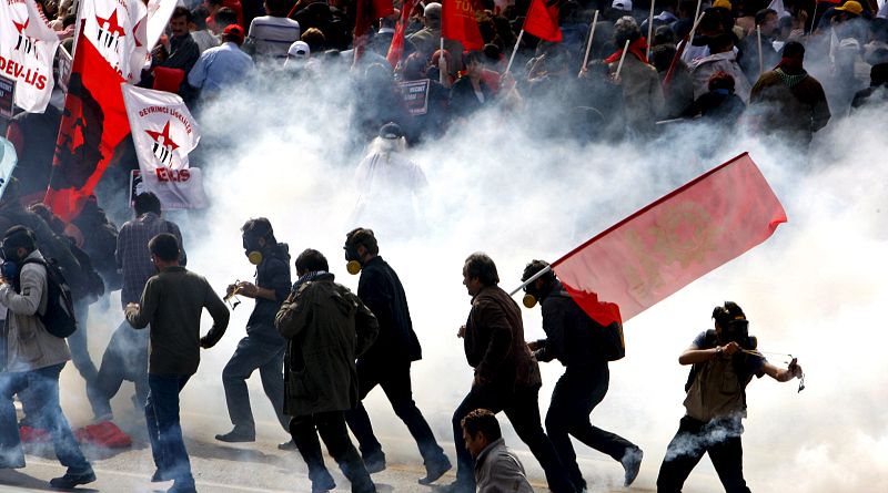 DUROS ENFRENTAMIENTOS ENTRE LA POLICÍA Y MANIFESTANTES ANTI FMI EN ESTAMBUL