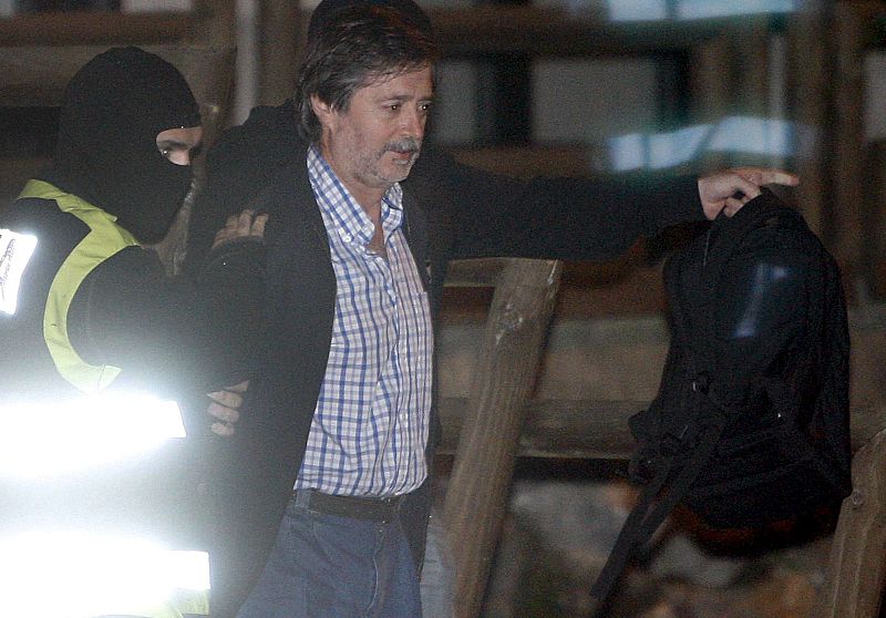 El anterior secretario general del sindicato LAB, Rafael Díez Usabiaga, es escoltado por efectivos policiales a su salida de la sede del sindicato LAB de San Sebastián.